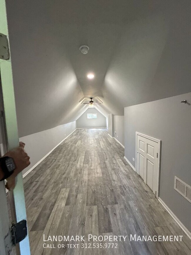 Building Photo - 2947 N Avers Ave
