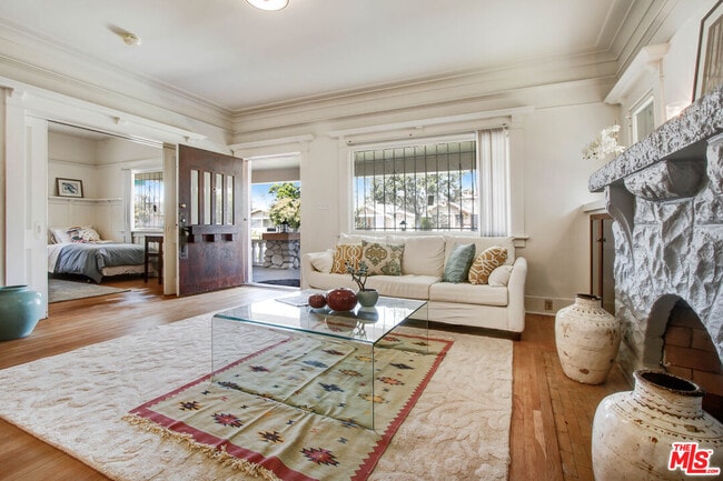 Building Photo - 1246 W 48th St