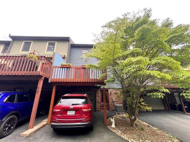 Building Photo - 1256 Queens Dr