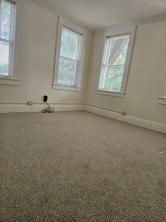 Building Photo - 1 Bed/1 Bath Apartment across from Hillsbo...