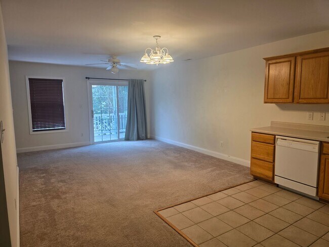 Building Photo - 3 Bedroom, 3 Bath Unit. Townhouse with Garage.