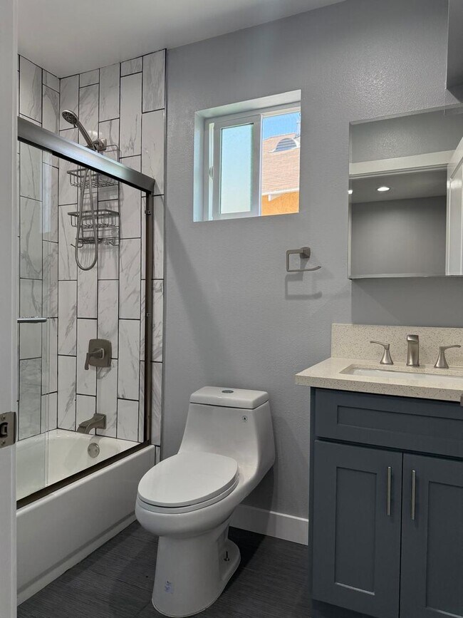 Building Photo - 1348-1348 E Vernon Ave