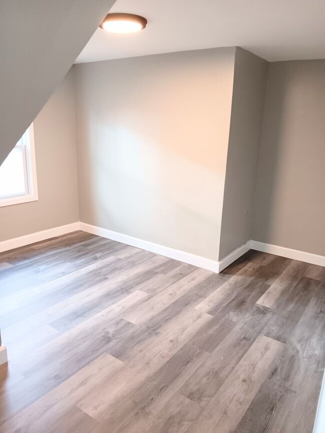 Building Photo - Spacious 4-Bedroom Home with Modern Upgrades