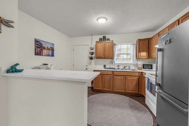 Building Photo - 306-306 Glenwood Cir