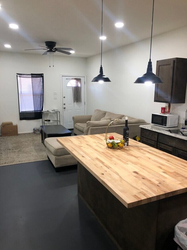 Building Photo - Charming 2BR Duplex in Mineola