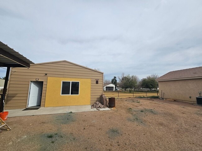 Building Photo - DETACHED ONE BEDROOM CASITA ON HORSE PROPERTY