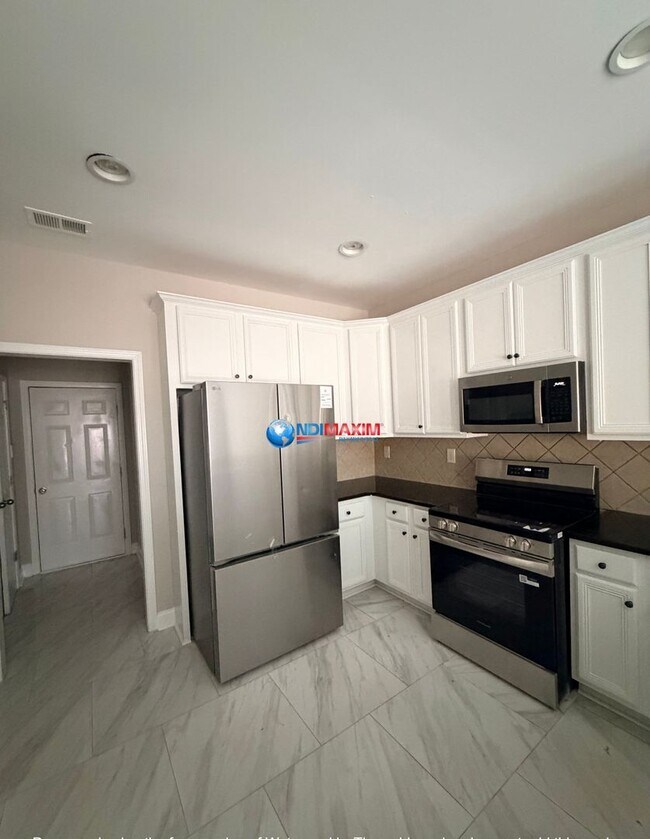 Building Photo - Spacious 4-bedroom house with fenced, FENCED backyard, Master on Main. Plus BONUS Room