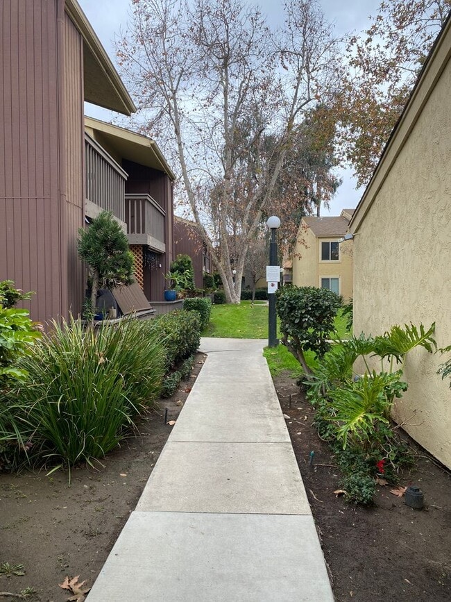 Building Photo - 2BD / 1BA Apartment with AC and parking in Mission Valley!