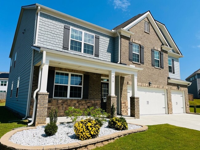 Building Photo - WOW! 5 bedrooms, 4.5 baths with a guest be...