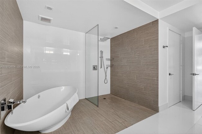 Building Photo - 300 Sunny Isles Blvd