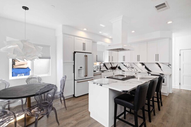 Building Photo - 2113 Harriman Ln