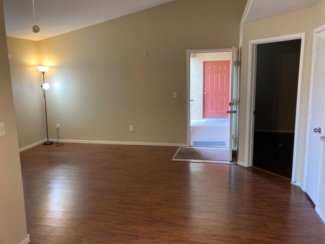 Building Photo - Gated community just minutes south of the ...