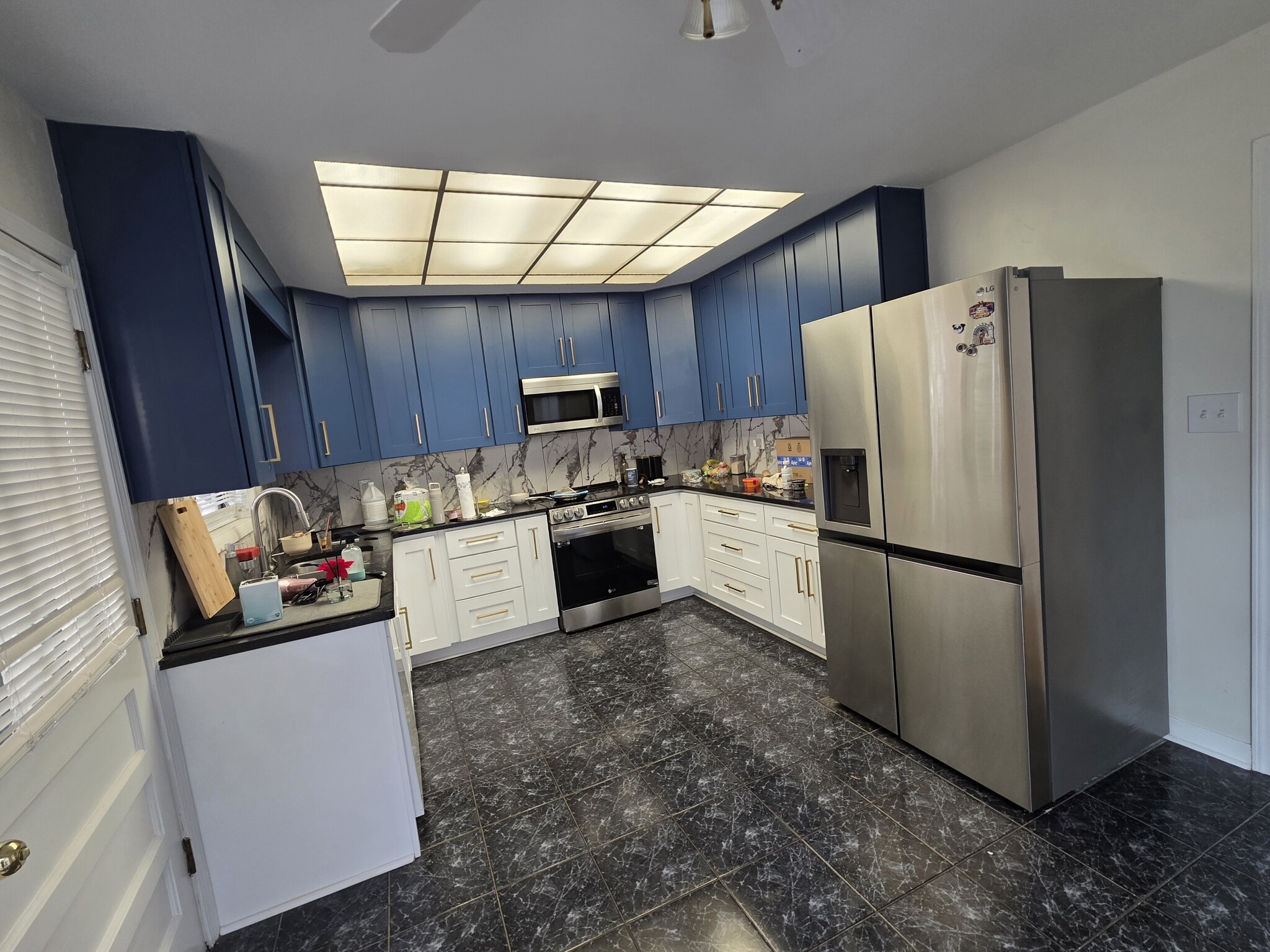 Building Photo - 647 Serramonte Dr