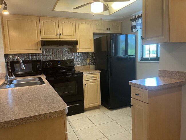 Building Photo - "Charming 2-Bed, 2-Bath Villa with Stunning Lake View"