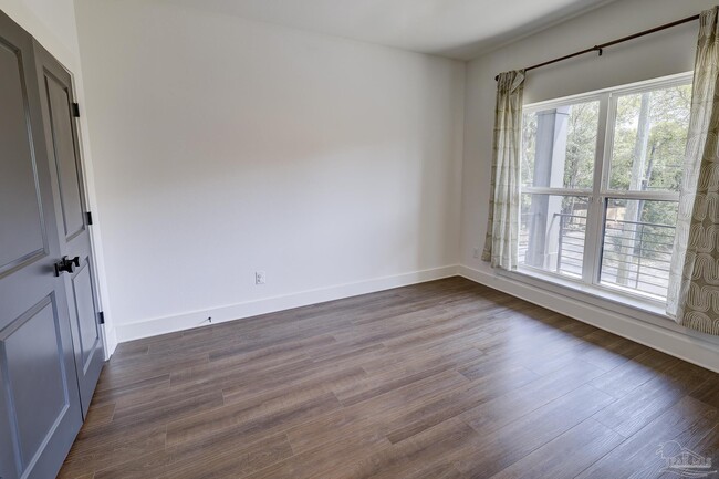 Building Photo - 524 W De Soto St