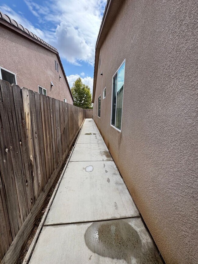 Building Photo - Lovely Clovis home Available Now!