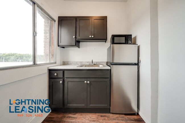 Building Photo - 1420 Flower St