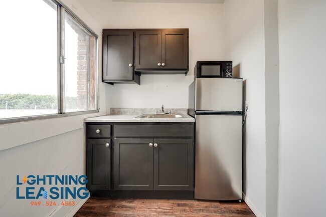Building Photo - 1424 Flower St