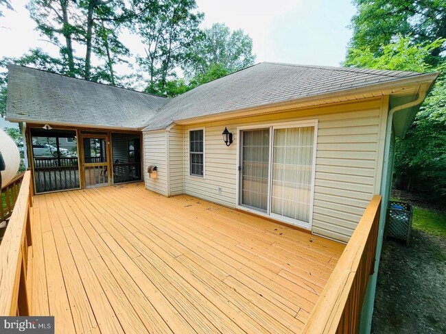 Building Photo - 711 Yorktown Blvd