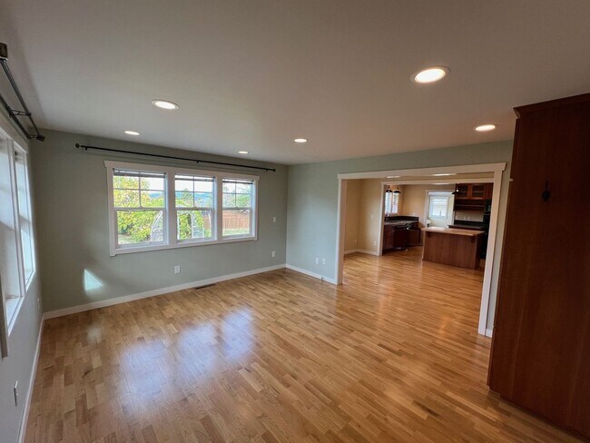 Building Photo - 4005 L Ave