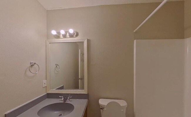 Building Photo - MOVE IN READY