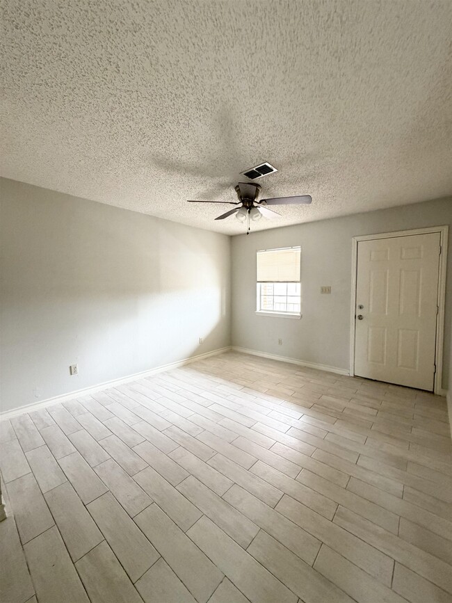 Building Photo - 216 E Cherry Ln