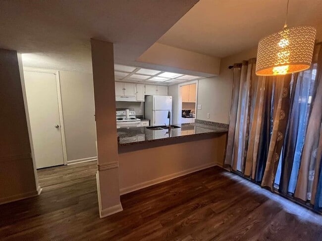 Building Photo - 214 Westwood Dr