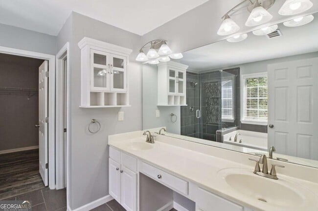 Building Photo - 2011 Chelton Way SE