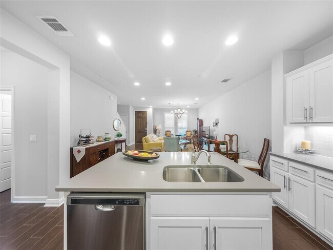 Building Photo - 13800 Lyndhurst St