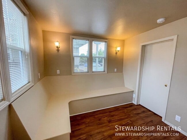 Building Photo - 1472 E 19th Ave