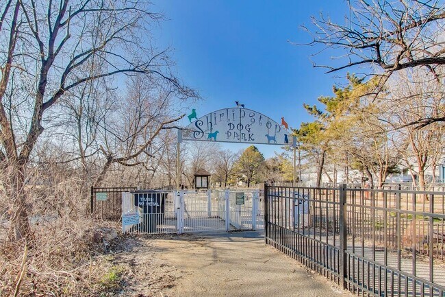 Building Photo - Light-filled 2bd/2ba right on S Four Mile Run $2850