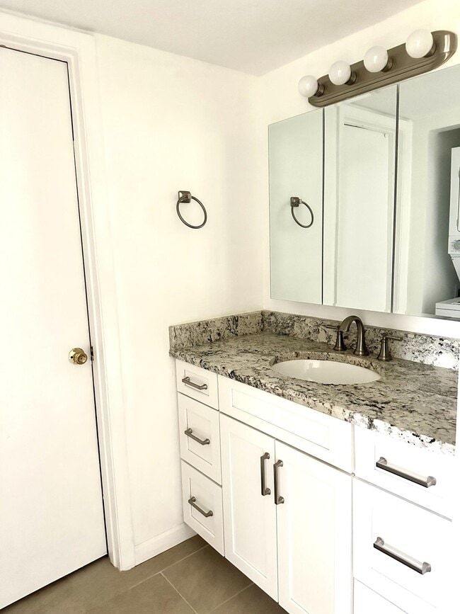 Building Photo - 1566 SE Royal Green Cir