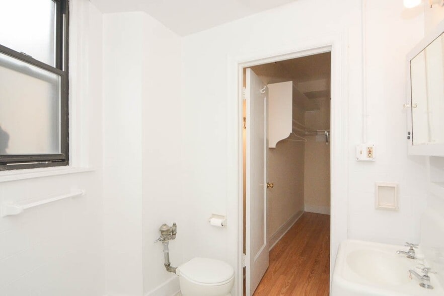 Building Photo - 3335 W Diversey Ave