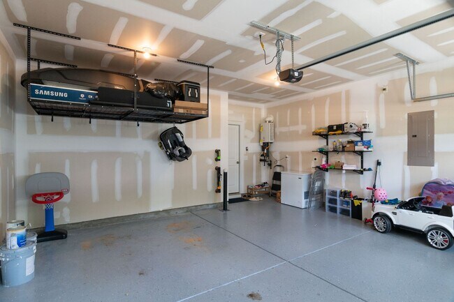 Building Photo - Stunning 5 Bedroom Home in Desirable Channing Woods