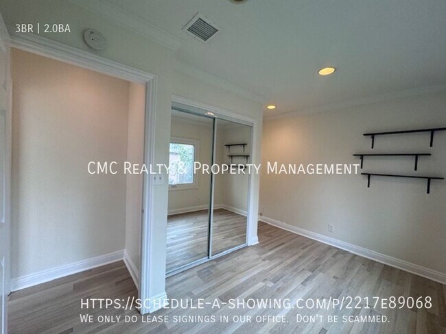 Building Photo - 3 bed & 2 bath home in EAST side Long Beach
