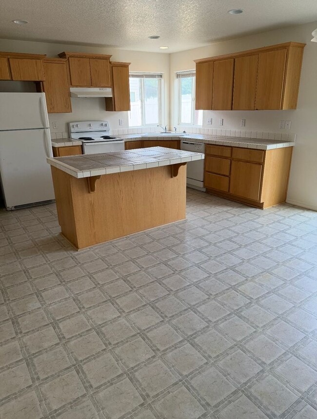 Building Photo - MOVE IN SPECIAL!!! Spacious 4-Bedroom Rent...