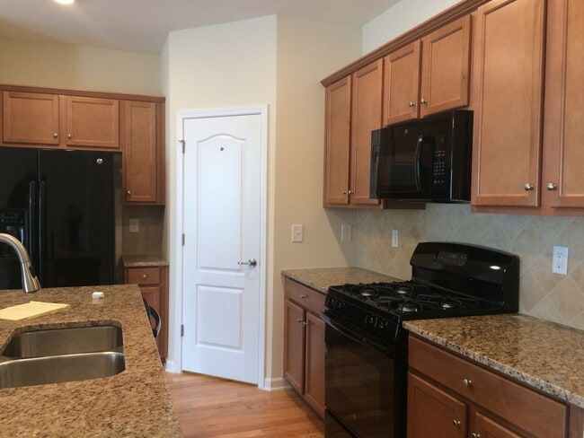 Building Photo - Beautiful townhome in International Club