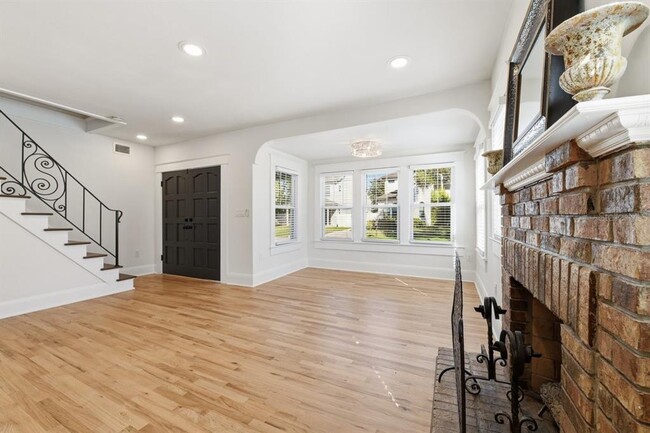 Building Photo - 1004 W Charter St