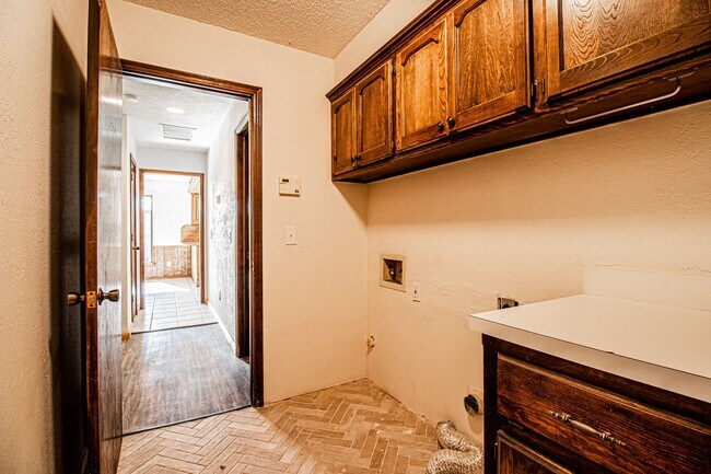 Building Photo - 3 Bed 1.5 Bath in Carl Albert School District
