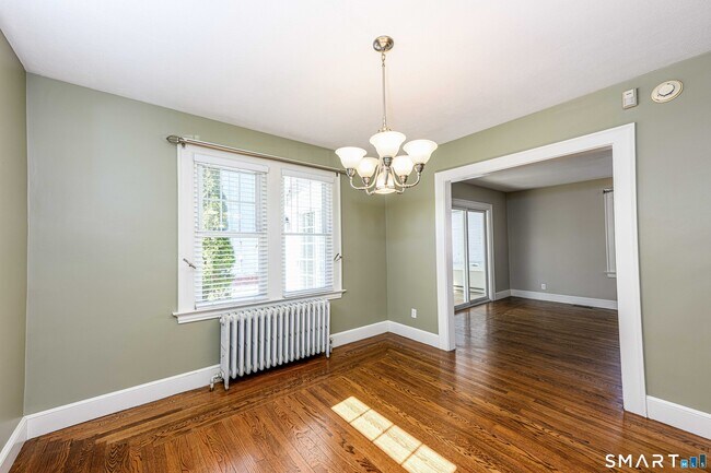 Building Photo - 186 School St