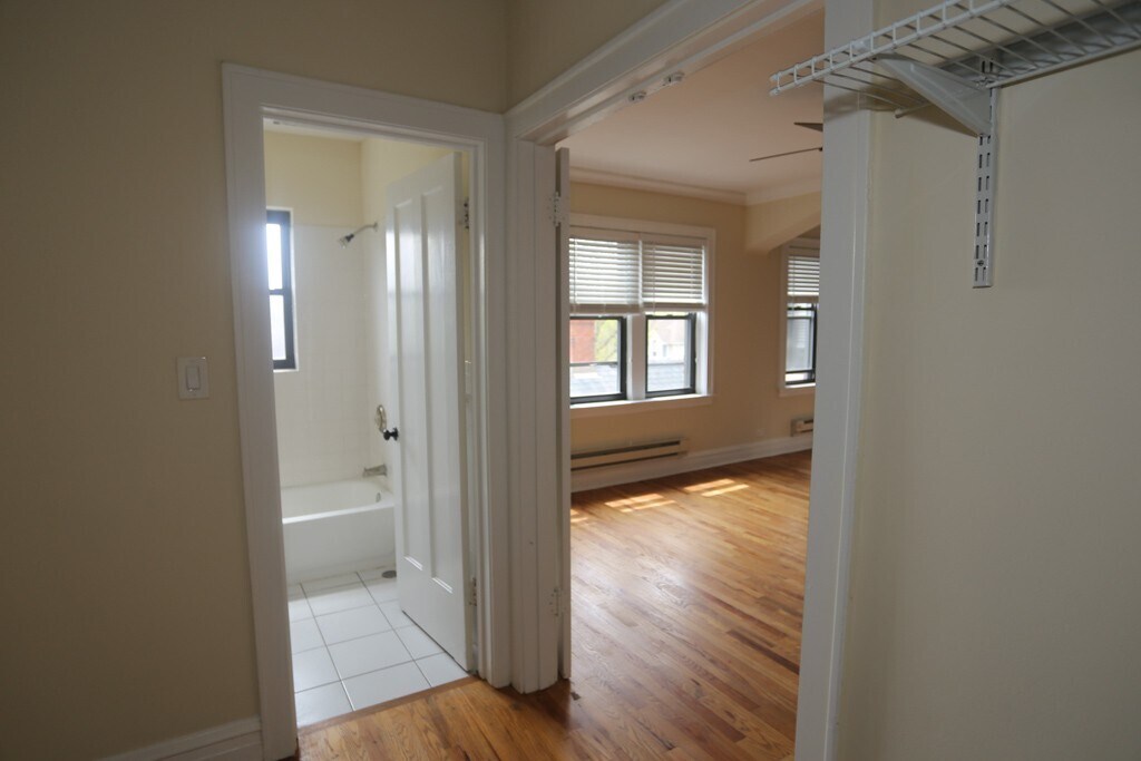Building Photo - 4742 N Hermitage Ave