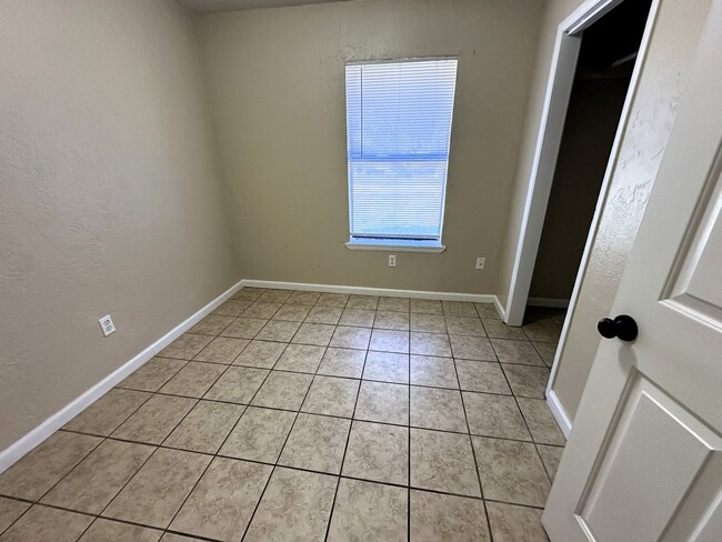 Building Photo - **Move-In Special: $400 off 1st mo **880 N...