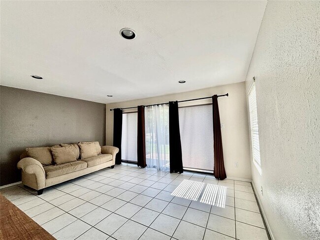 Building Photo - 12900 Walden Rd