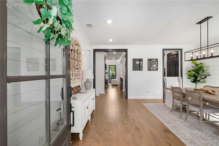 Building Photo - 520 Walden Glen Ln