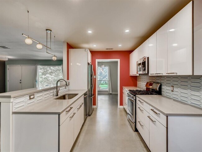 Building Photo - 2500 Candlewood Ct
