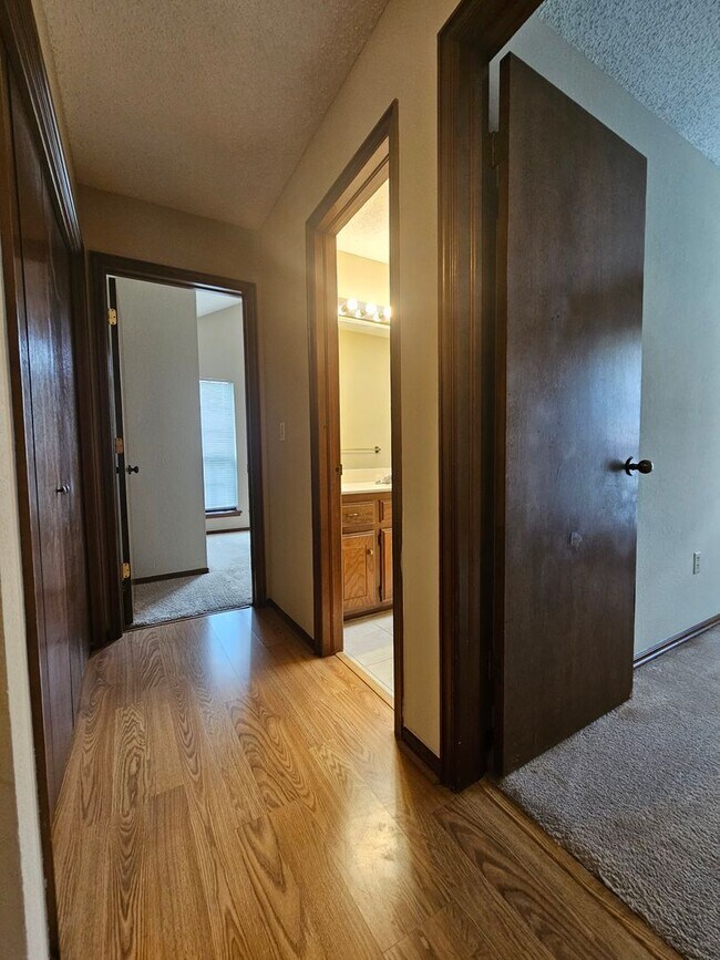 Building Photo - (3) Bed, (2)Bath Avail NOW! Cambridge Addi...