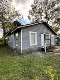 Building Photo - Fully Renovated 3/2 Single Family House Av...