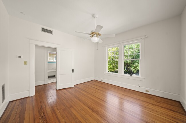 Building Photo - 406 Sul Ross St