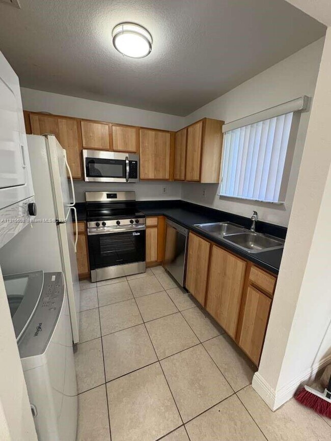 Building Photo - 2092 NE 167th St