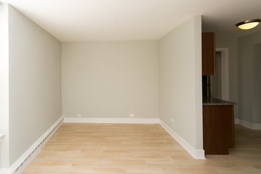 Building Photo - 429 W Wellington Ave